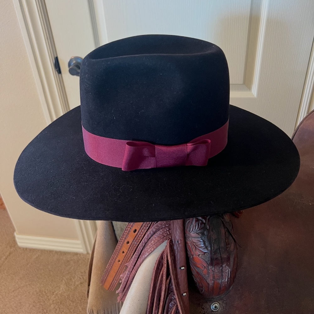 Elegant Black Hat with Burgundy Ribbon - Picture 3 of 6